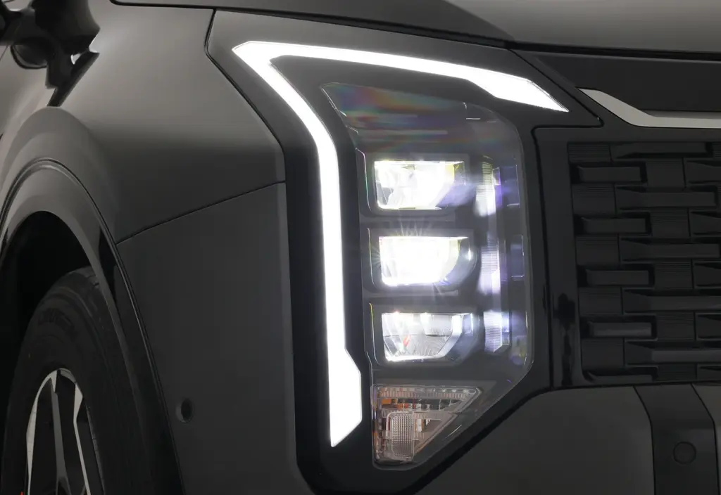 The Sportage L 12 LED headlamps
